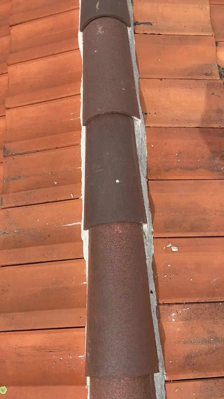 Scellement d'un faîtage au mortier sur une toiture en tuiles