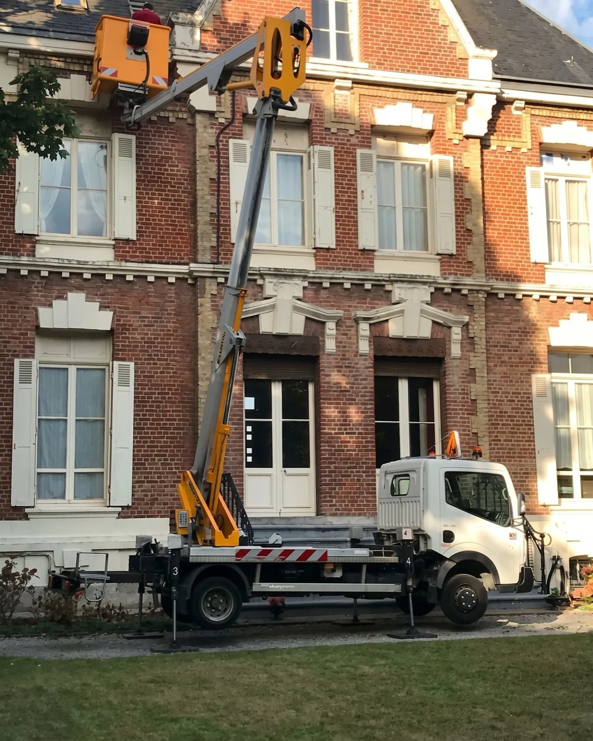 Intervention en nacelle sur la toiture d'une maison de maître en briques