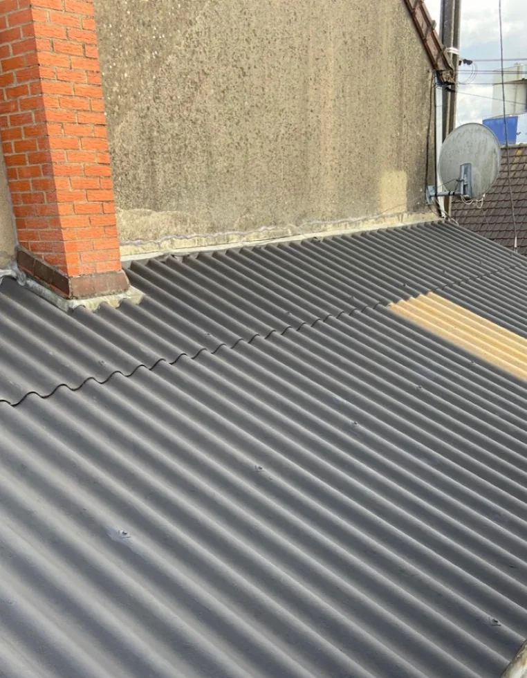Toiture en plaques ondulées après application de la résine colorée gris anthracite, photo de mon chantier